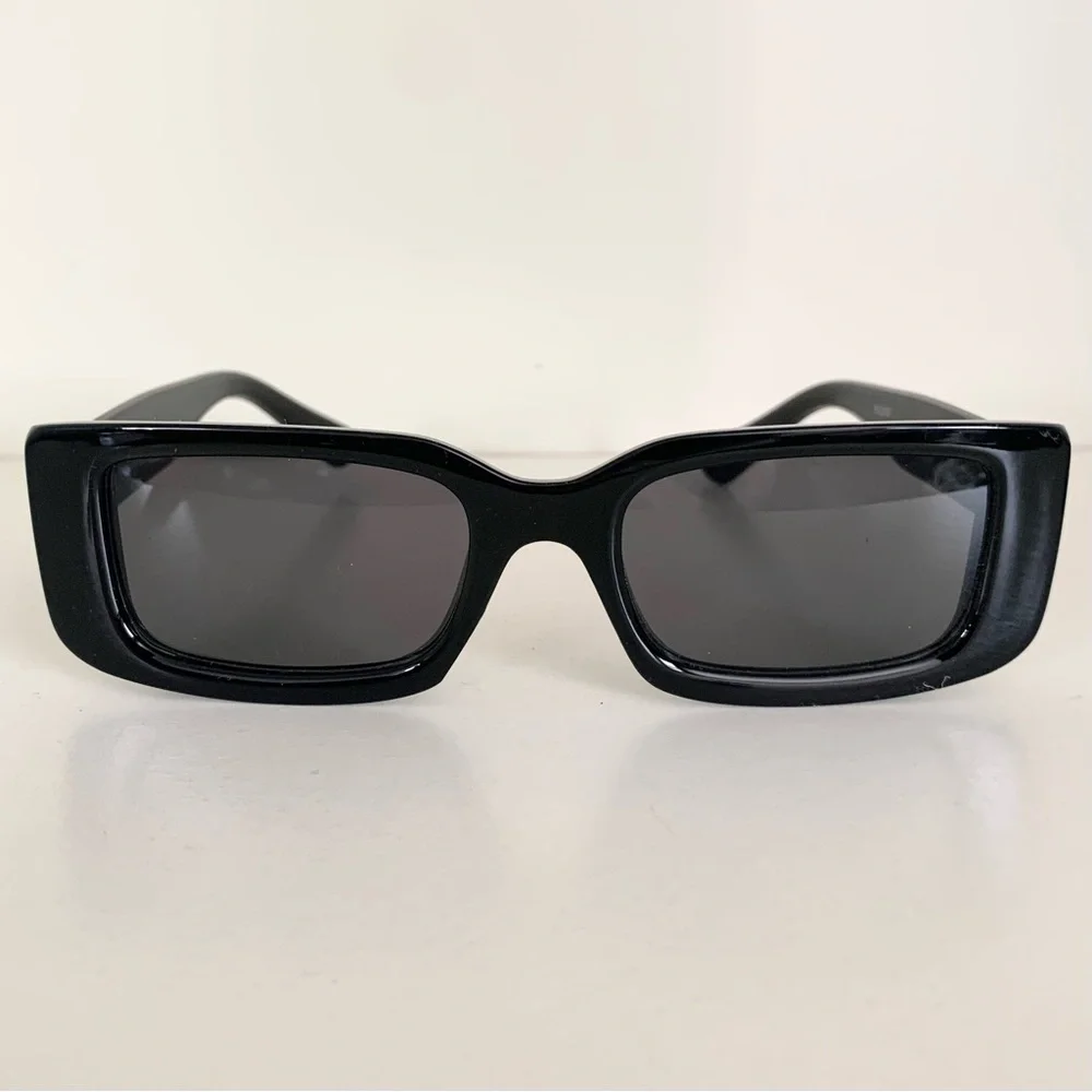 New square Black sunglasses